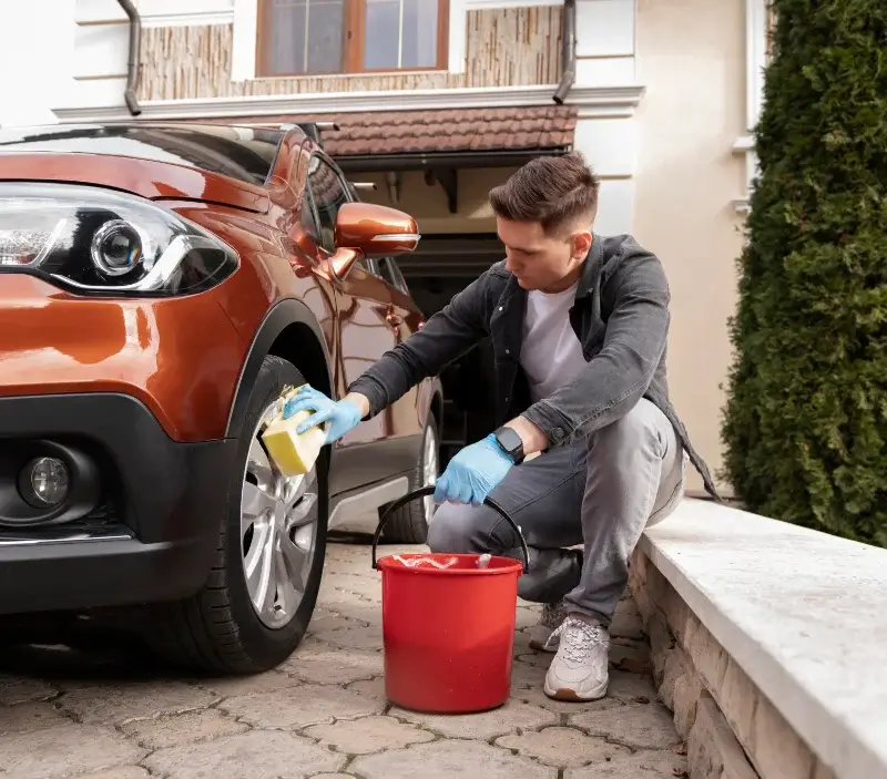 Lavage auto à domicile Ayguemorte-les-Graves : professionnel intervenant sur un véhicule